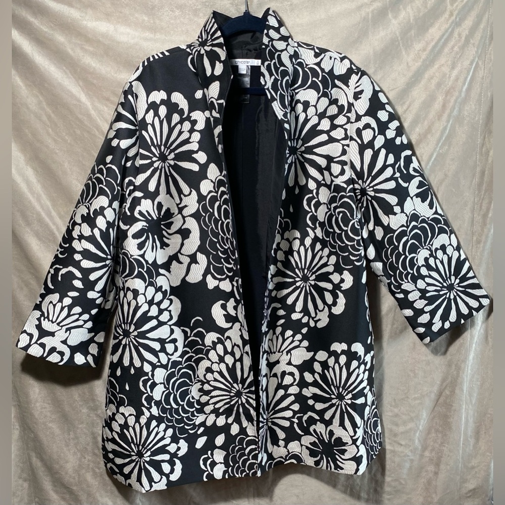 Chico’s Women BLACK / WHITE 
FLOWER JACQUARD JACKET
PLUS SIZE